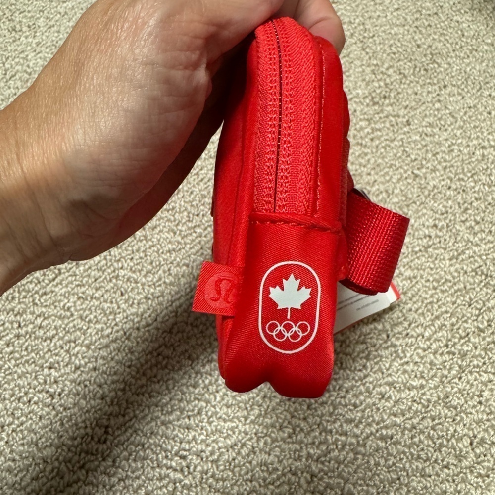 LULULEMON .7 L CANADA BELT BAG - Picture 4 of 6